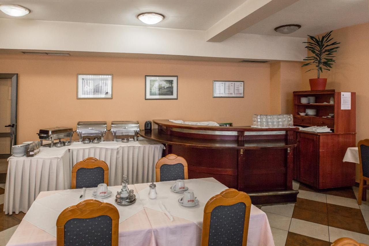 Hotel Carlstadt 卡尔洛瓦茨 外观 照片